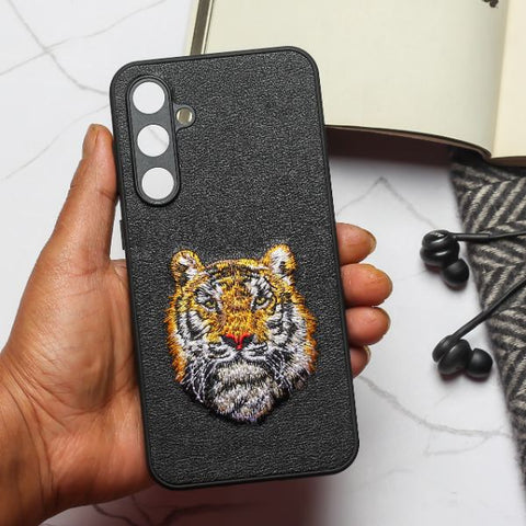 Black Leather Yellow Lion Camera Ornamented for Samsung S23 FE - The Hatke