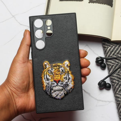 Black Leather Yellow Lion Camera Ornamented for Samsung S23 Ultra - The Hatke