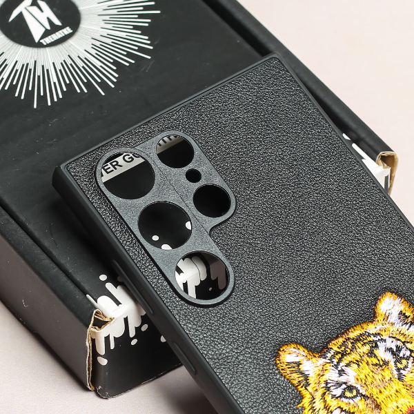 Black Leather Yellow Lion Camera Ornamented for Samsung S23 Ultra - The Hatke