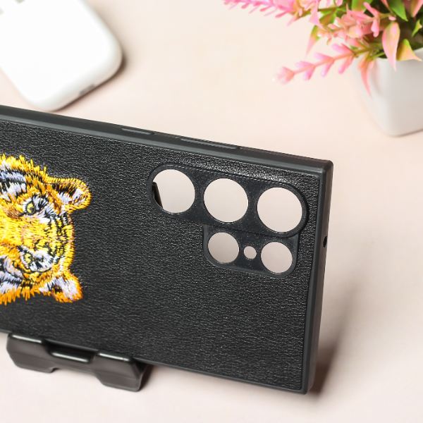 Black Leather Yellow Lion Camera Ornamented for Samsung S23 Ultra - The Hatke