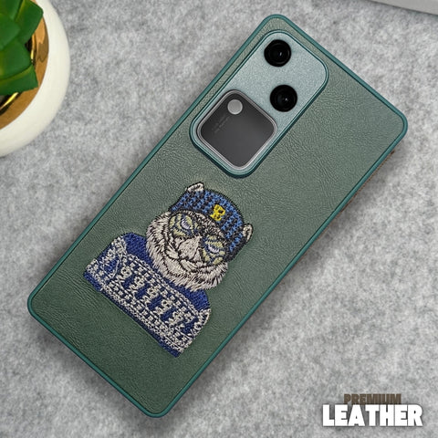 Green Leather Blue Sweater Lion Camera Ornamented for Vivo V30